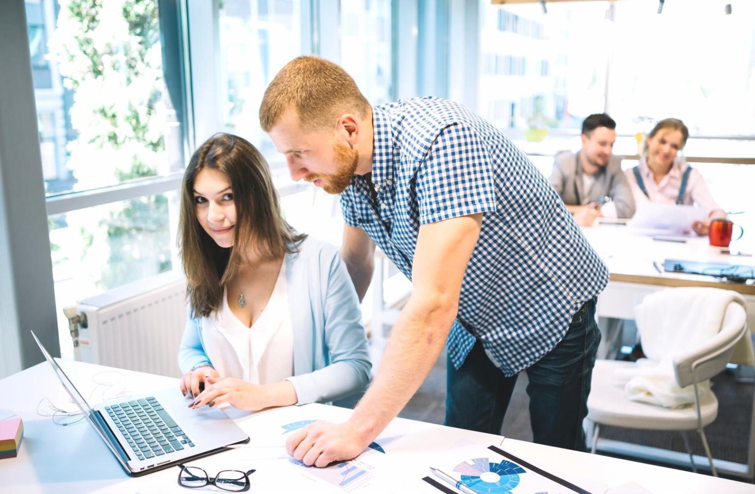 Team bei der gemeinsamen Arbeit an einem Projekt mit verschiedenen Aufgabenbereichen