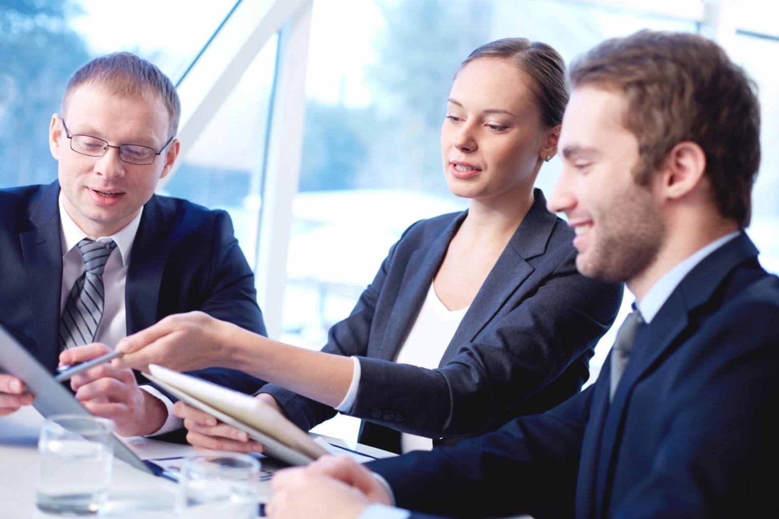 Team bei der gemeinsamen Arbeit an neuen Strukturen