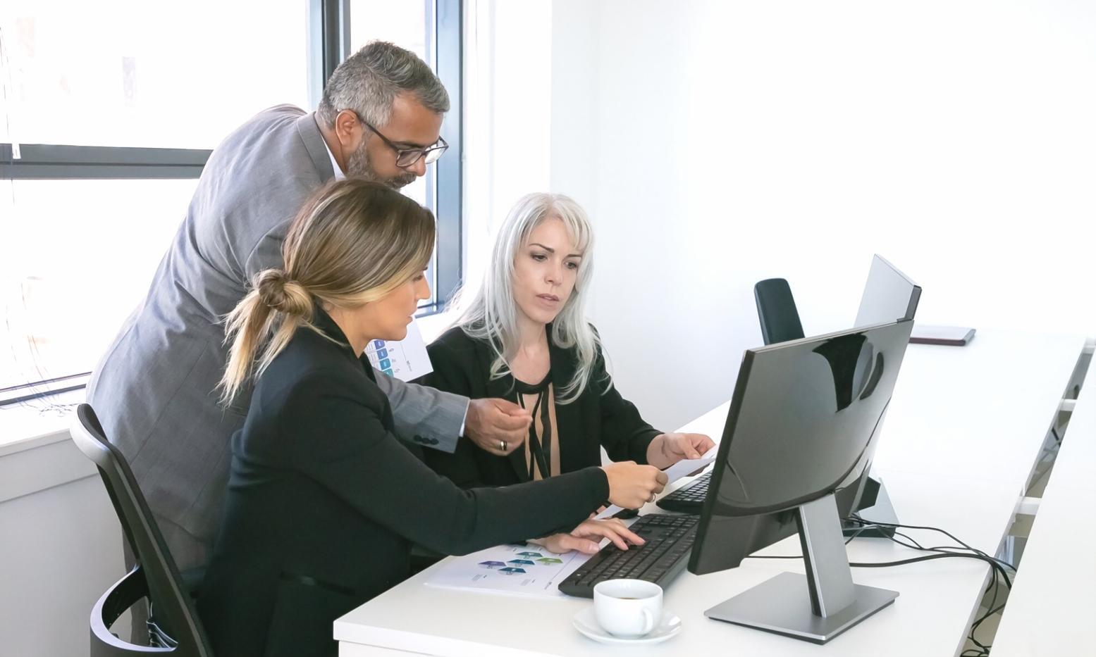Arbeitssituation mit Team-Diskussion und Rollenklärung