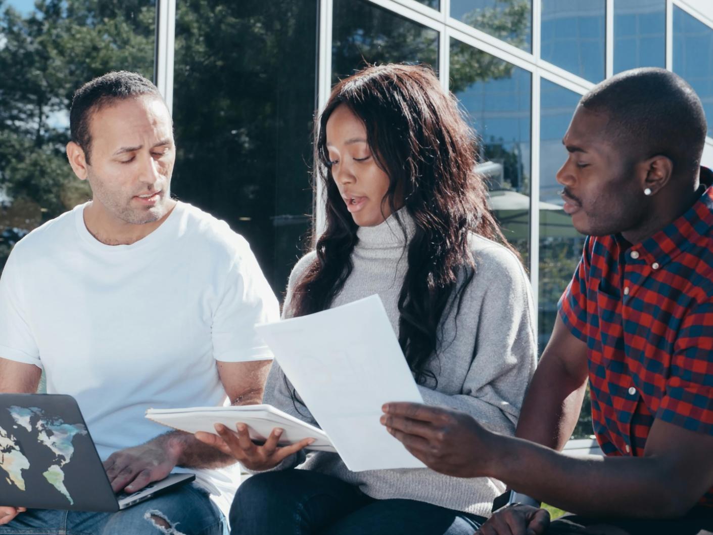Team bei der Zusammenarbeit in modernem Arbeitsumfeld